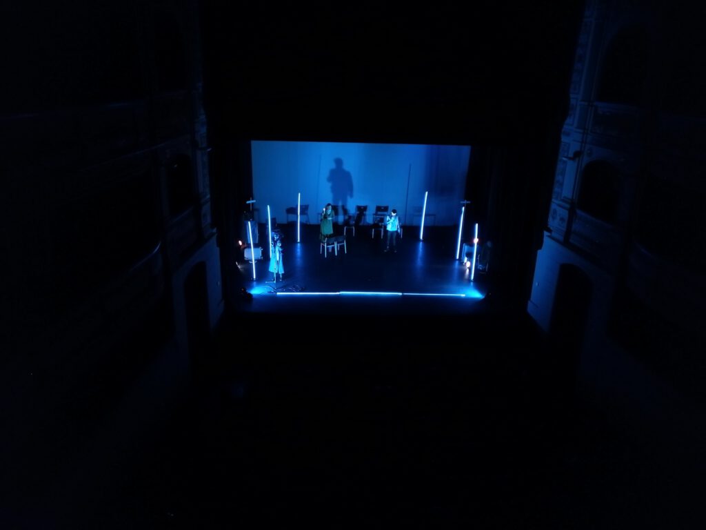 Elena Bolaños Dramaturga, directora y actriz en CYRANO DE BERGERAC 2022 de bricAbrac Teatro – Gira de 2021 – 2022. La ingeniosa obra de Rostand, uno de los clásicos de la literatura universal más aclamados, ahora adaptada al nivel de Francés de tus alumnas y alumnos. Venid al teatro y deleitaros con el ingenio del valiente soldado poeta y dejaos atrapad por la fuerza y la magia del personaje y su pasión. Una ocasión única para compartais juntos momentos inolvidables en el teatro. Una estupenda adaptación para animar tus clases de Francés. De la mano de Rostand tus alumnos no sólo aprenderán a disfrutar con el manejo del idioma, sino que se acercarán a uno de los clásicos imprescindibles de uno los autores más representativos de la literatura francesa.