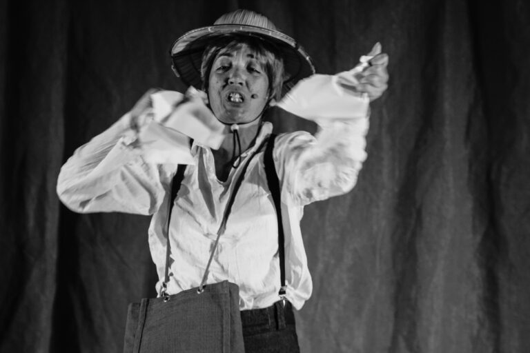 Elena Bolaños Dramaturga, directora y actriz en LE COEUR DE L’AVIATEUR de bricAbrac Teatro – Gira de 2019 – 2020. Lo esencial es invisible para los ojos. Porque es un clásico de la literatura francesa y se ha convertido en un referente para generaciones enteras; porque las verdades universales que contiene se despliegan con una facilidad desconcertante sobre las páginas; sobre todo, porque vivirás momentos que no pueden ser más entrañables durante un viaje al corazón de la esencia. Nuevamente para usted en respuesta a las muchas solicitudes para verlo reintegrado a nuestro catálogo. Un espectáculo aparentemente sencillo, con un lenguaje visual, ideal para que los más pequeños aprendan la lengua francesa.