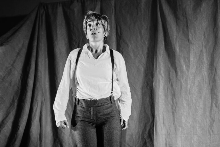 Elena Bolaños Dramaturga, directora y actriz en LE COEUR DE L’AVIATEUR de bricAbrac Teatro – Gira de 2019 – 2020. Lo esencial es invisible para los ojos. Porque es un clásico de la literatura francesa y se ha convertido en un referente para generaciones enteras; porque las verdades universales que contiene se despliegan con una facilidad desconcertante sobre las páginas; sobre todo, porque vivirás momentos que no pueden ser más entrañables durante un viaje al corazón de la esencia. Nuevamente para usted en respuesta a las muchas solicitudes para verlo reintegrado a nuestro catálogo. Un espectáculo aparentemente sencillo, con un lenguaje visual, ideal para que los más pequeños aprendan la lengua francesa.