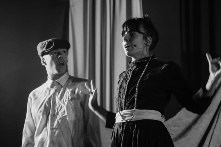 Elena Bolaños Dramaturga, directora y actriz en LE COEUR DE L’AVIATEUR de bricAbrac Teatro – Gira de 2019 – 2020. Lo esencial es invisible para los ojos. Porque es un clásico de la literatura francesa y se ha convertido en un referente para generaciones enteras; porque las verdades universales que contiene se despliegan con una facilidad desconcertante sobre las páginas; sobre todo, porque vivirás momentos que no pueden ser más entrañables durante un viaje al corazón de la esencia. Nuevamente para usted en respuesta a las muchas solicitudes para verlo reintegrado a nuestro catálogo. Un espectáculo aparentemente sencillo, con un lenguaje visual, ideal para que los más pequeños aprendan la lengua francesa.