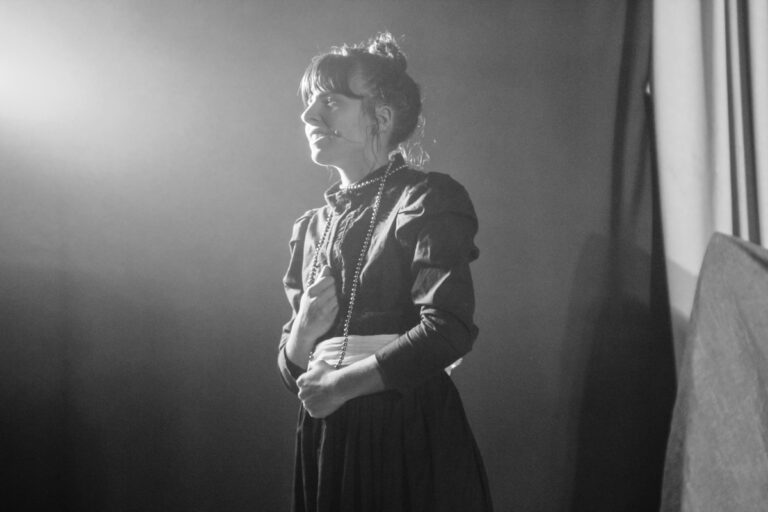Elena Bolaños Dramaturga, directora y actriz en LE COEUR DE L’AVIATEUR de bricAbrac Teatro – Gira de 2019 – 2020. Lo esencial es invisible para los ojos. Porque es un clásico de la literatura francesa y se ha convertido en un referente para generaciones enteras; porque las verdades universales que contiene se despliegan con una facilidad desconcertante sobre las páginas; sobre todo, porque vivirás momentos que no pueden ser más entrañables durante un viaje al corazón de la esencia. Nuevamente para usted en respuesta a las muchas solicitudes para verlo reintegrado a nuestro catálogo. Un espectáculo aparentemente sencillo, con un lenguaje visual, ideal para que los más pequeños aprendan la lengua francesa.