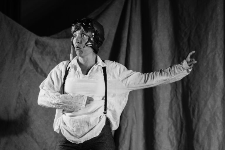 Elena Bolaños Dramaturga, directora y actriz en LE COEUR DE L’AVIATEUR de bricAbrac Teatro – Gira de 2019 – 2020. Lo esencial es invisible para los ojos. Porque es un clásico de la literatura francesa y se ha convertido en un referente para generaciones enteras; porque las verdades universales que contiene se despliegan con una facilidad desconcertante sobre las páginas; sobre todo, porque vivirás momentos que no pueden ser más entrañables durante un viaje al corazón de la esencia. Nuevamente para usted en respuesta a las muchas solicitudes para verlo reintegrado a nuestro catálogo. Un espectáculo aparentemente sencillo, con un lenguaje visual, ideal para que los más pequeños aprendan la lengua francesa.