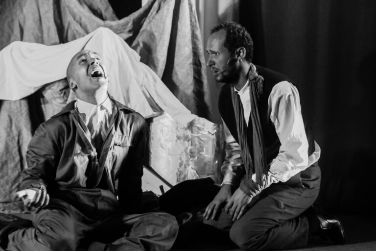 Elena Bolaños Dramaturga, directora y actriz en LE COEUR DE L’AVIATEUR de bricAbrac Teatro – Gira de 2019 – 2020. Lo esencial es invisible para los ojos. Porque es un clásico de la literatura francesa y se ha convertido en un referente para generaciones enteras; porque las verdades universales que contiene se despliegan con una facilidad desconcertante sobre las páginas; sobre todo, porque vivirás momentos que no pueden ser más entrañables durante un viaje al corazón de la esencia. Nuevamente para usted en respuesta a las muchas solicitudes para verlo reintegrado a nuestro catálogo. Un espectáculo aparentemente sencillo, con un lenguaje visual, ideal para que los más pequeños aprendan la lengua francesa.