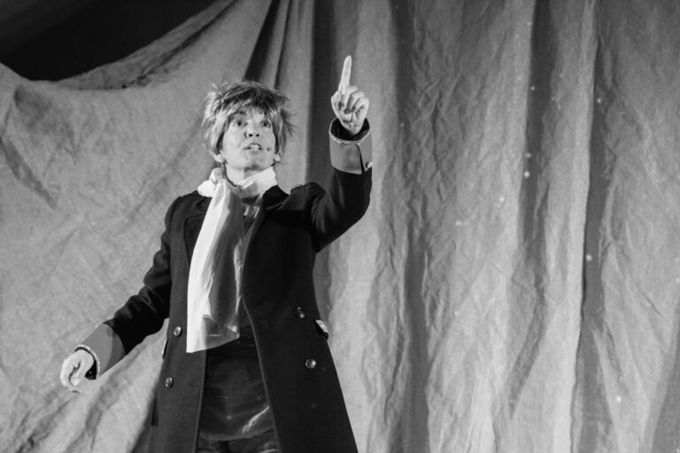 Elena Bolaños Dramaturga, directora y actriz en LE COEUR DE L’AVIATEUR de bricAbrac Teatro – Gira de 2019 – 2020. Lo esencial es invisible para los ojos. Porque es un clásico de la literatura francesa y se ha convertido en un referente para generaciones enteras; porque las verdades universales que contiene se despliegan con una facilidad desconcertante sobre las páginas; sobre todo, porque vivirás momentos que no pueden ser más entrañables durante un viaje al corazón de la esencia. Nuevamente para usted en respuesta a las muchas solicitudes para verlo reintegrado a nuestro catálogo. Un espectáculo aparentemente sencillo, con un lenguaje visual, ideal para que los más pequeños aprendan la lengua francesa.
