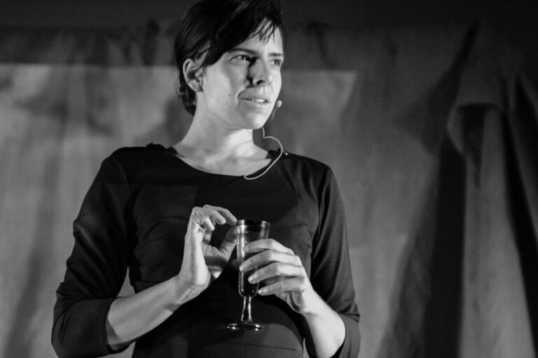 Elena Bolaños Dramaturga, directora y actriz en LE COEUR DE L’AVIATEUR de bricAbrac Teatro – Gira de 2019 – 2020. Lo esencial es invisible para los ojos. Porque es un clásico de la literatura francesa y se ha convertido en un referente para generaciones enteras; porque las verdades universales que contiene se despliegan con una facilidad desconcertante sobre las páginas; sobre todo, porque vivirás momentos que no pueden ser más entrañables durante un viaje al corazón de la esencia. Nuevamente para usted en respuesta a las muchas solicitudes para verlo reintegrado a nuestro catálogo. Un espectáculo aparentemente sencillo, con un lenguaje visual, ideal para que los más pequeños aprendan la lengua francesa.