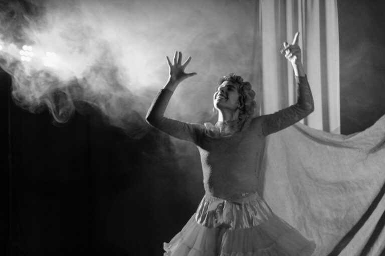 Elena Bolaños Dramaturga, directora y actriz en LE COEUR DE L’AVIATEUR de bricAbrac Teatro – Gira de 2019 – 2020. Lo esencial es invisible para los ojos. Porque es un clásico de la literatura francesa y se ha convertido en un referente para generaciones enteras; porque las verdades universales que contiene se despliegan con una facilidad desconcertante sobre las páginas; sobre todo, porque vivirás momentos que no pueden ser más entrañables durante un viaje al corazón de la esencia. Nuevamente para usted en respuesta a las muchas solicitudes para verlo reintegrado a nuestro catálogo. Un espectáculo aparentemente sencillo, con un lenguaje visual, ideal para que los más pequeños aprendan la lengua francesa.