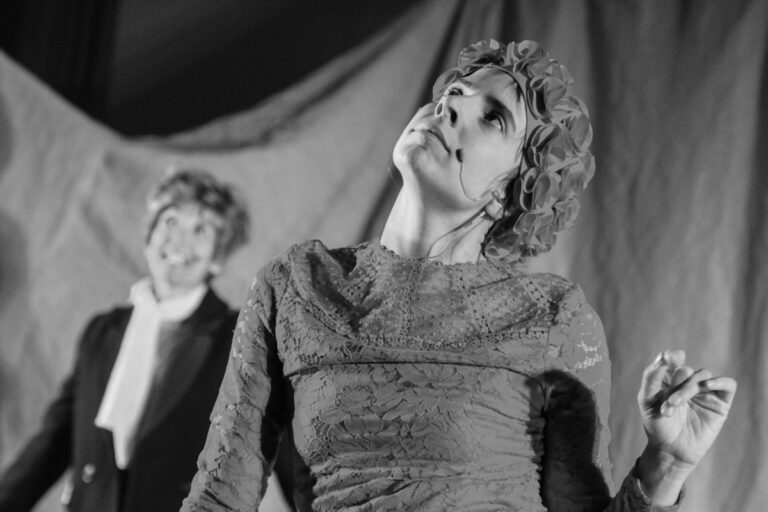 Elena Bolaños Dramaturga, directora y actriz en LE COEUR DE L’AVIATEUR de bricAbrac Teatro – Gira de 2019 – 2020. Lo esencial es invisible para los ojos. Porque es un clásico de la literatura francesa y se ha convertido en un referente para generaciones enteras; porque las verdades universales que contiene se despliegan con una facilidad desconcertante sobre las páginas; sobre todo, porque vivirás momentos que no pueden ser más entrañables durante un viaje al corazón de la esencia. Nuevamente para usted en respuesta a las muchas solicitudes para verlo reintegrado a nuestro catálogo. Un espectáculo aparentemente sencillo, con un lenguaje visual, ideal para que los más pequeños aprendan la lengua francesa.