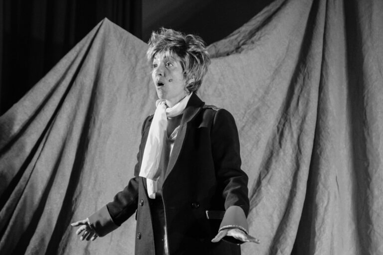 Elena Bolaños Dramaturga, directora y actriz en LE COEUR DE L’AVIATEUR de bricAbrac Teatro – Gira de 2019 – 2020. Lo esencial es invisible para los ojos. Porque es un clásico de la literatura francesa y se ha convertido en un referente para generaciones enteras; porque las verdades universales que contiene se despliegan con una facilidad desconcertante sobre las páginas; sobre todo, porque vivirás momentos que no pueden ser más entrañables durante un viaje al corazón de la esencia. Nuevamente para usted en respuesta a las muchas solicitudes para verlo reintegrado a nuestro catálogo. Un espectáculo aparentemente sencillo, con un lenguaje visual, ideal para que los más pequeños aprendan la lengua francesa.