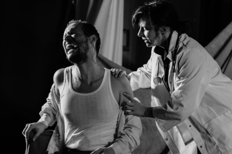 Elena Bolaños Dramaturga, directora y actriz en LE COEUR DE L’AVIATEUR de bricAbrac Teatro – Gira de 2019 – 2020. Lo esencial es invisible para los ojos. Porque es un clásico de la literatura francesa y se ha convertido en un referente para generaciones enteras; porque las verdades universales que contiene se despliegan con una facilidad desconcertante sobre las páginas; sobre todo, porque vivirás momentos que no pueden ser más entrañables durante un viaje al corazón de la esencia. Nuevamente para usted en respuesta a las muchas solicitudes para verlo reintegrado a nuestro catálogo. Un espectáculo aparentemente sencillo, con un lenguaje visual, ideal para que los más pequeños aprendan la lengua francesa.