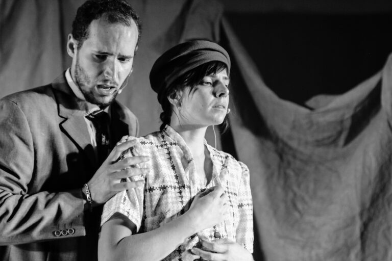 Elena Bolaños Dramaturga, directora y actriz en LE COEUR DE L’AVIATEUR de bricAbrac Teatro – Gira de 2019 – 2020. Lo esencial es invisible para los ojos. Porque es un clásico de la literatura francesa y se ha convertido en un referente para generaciones enteras; porque las verdades universales que contiene se despliegan con una facilidad desconcertante sobre las páginas; sobre todo, porque vivirás momentos que no pueden ser más entrañables durante un viaje al corazón de la esencia. Nuevamente para usted en respuesta a las muchas solicitudes para verlo reintegrado a nuestro catálogo. Un espectáculo aparentemente sencillo, con un lenguaje visual, ideal para que los más pequeños aprendan la lengua francesa.