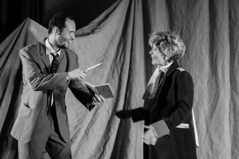 Elena Bolaños Dramaturga, directora y actriz en LE COEUR DE L’AVIATEUR de bricAbrac Teatro – Gira de 2019 – 2020. Lo esencial es invisible para los ojos. Porque es un clásico de la literatura francesa y se ha convertido en un referente para generaciones enteras; porque las verdades universales que contiene se despliegan con una facilidad desconcertante sobre las páginas; sobre todo, porque vivirás momentos que no pueden ser más entrañables durante un viaje al corazón de la esencia. Nuevamente para usted en respuesta a las muchas solicitudes para verlo reintegrado a nuestro catálogo. Un espectáculo aparentemente sencillo, con un lenguaje visual, ideal para que los más pequeños aprendan la lengua francesa.